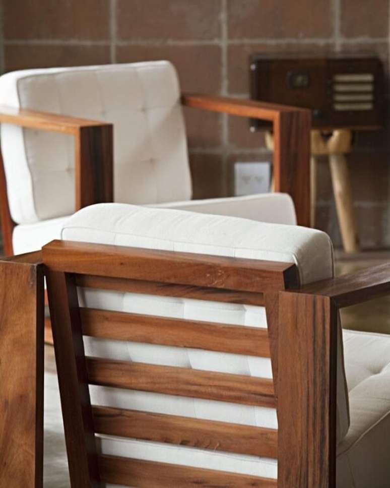 17. Cadeira de madeira com estofado branco. Projeto por Enrico Benedetti