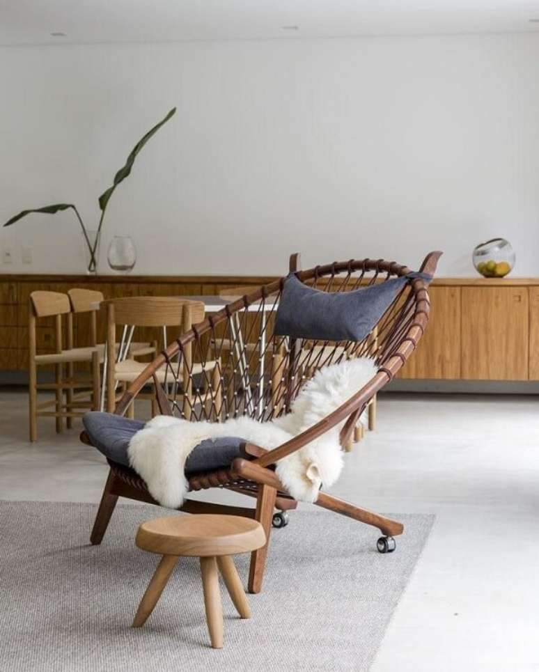 18. Cadeira de madeira com rodinha. Fonte: Felipe Hess