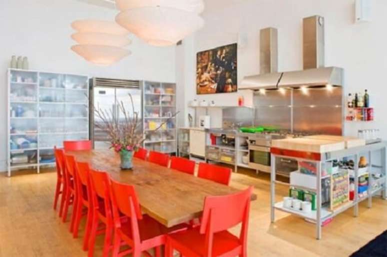 22. Cadeiras de madeira em tom vermelho se destacam no meio da decora&ccedil;&atilde;o da sala de jantar. Fonte: Pinterest