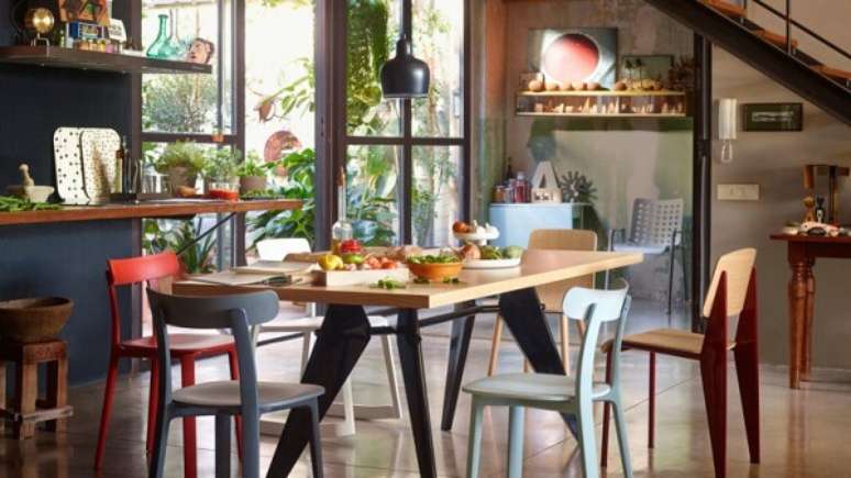 4. Invista no mix de cores para a cadeira de madeira da cozinha. Fonte: Vitra