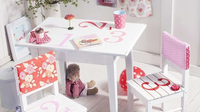 47. Mesa e cadeira de madeira colorida e divertida para o quarto das crian&ccedil;as. Fonte: Westwing