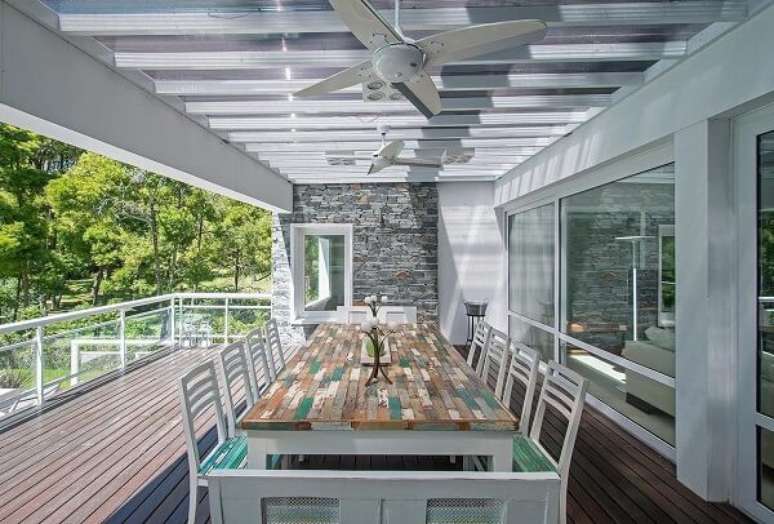 37. Mesa e cadeira de madeira com acabamento verde. Projeto por Estudio Sespede Arquitectos