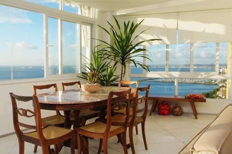 24. Mesa e cadeira de madeira complementa a decora&ccedil;&atilde;o do ambiente. Projeto por Gabriel Magalh&atilde;es e Luiz Claudio Souza Arquitetos