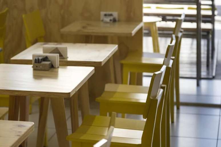 29. Mesa e cadeira de madeira complementam a decora&ccedil;&atilde;o desse espa&ccedil;o comercial. Projeto por Kali Arquitetura