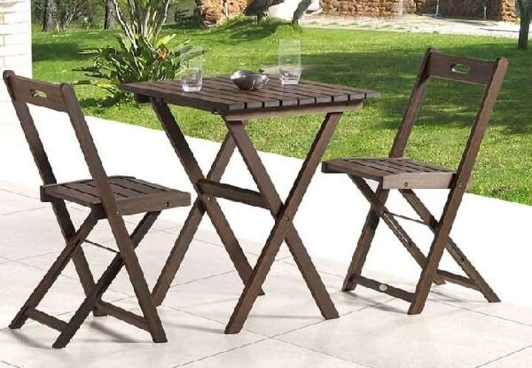 30. Mesa e cadeira de madeira dobr&aacute;vel para &aacute;rea externa. Fonte: Pinterest