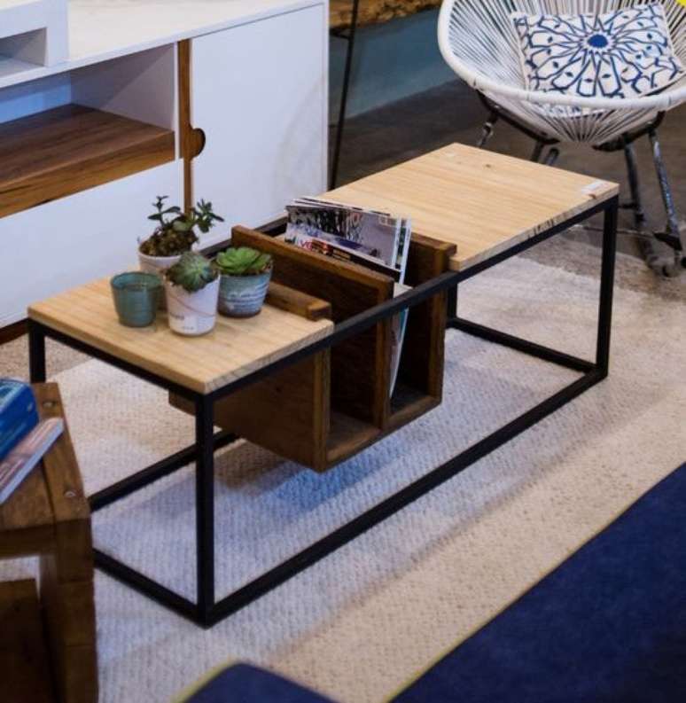 42. Esta mesa de centro possui um revisteiro simples, mas muito interessante. Foto: Teceart – Inovação e Design