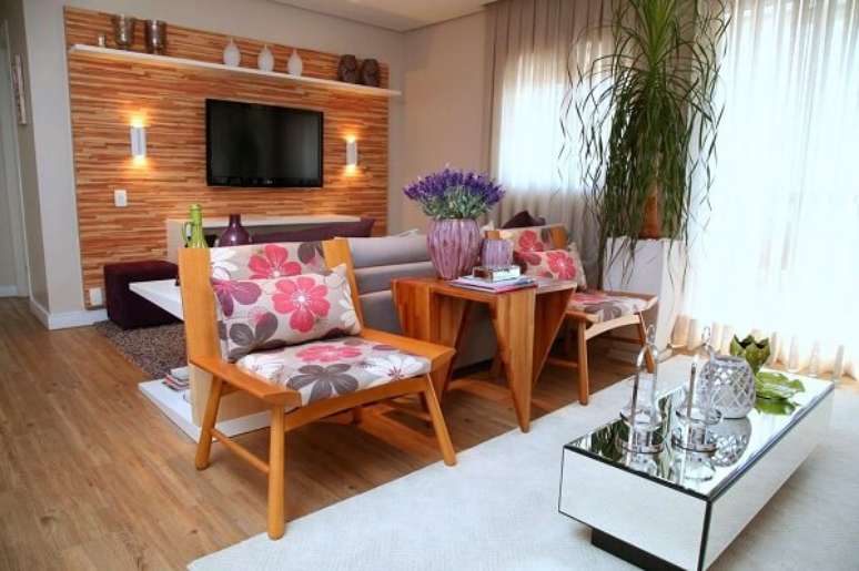 50. Sala de estar com cadeira de madeira estofada florida. Projeto por Meyer Cortez Arquitetura & Design