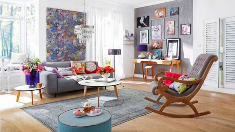 8. Sala de estar decorada com cadeira de balan&ccedil;o de madeira. Fonte: Westwing