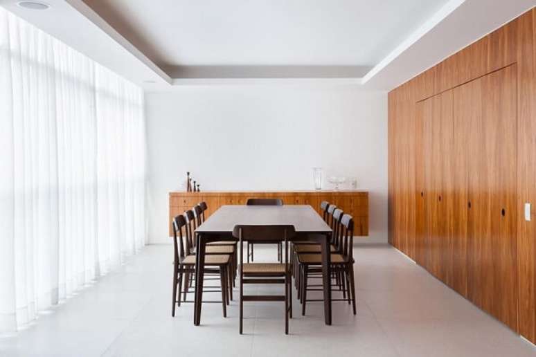 40. Sala de jantar com mesa e cadeira de madeira. Projeto por Felipe Hess