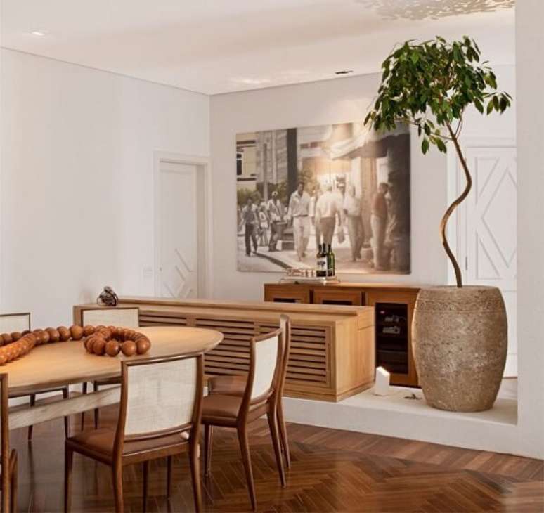 52. Sala de jantar integrada com mesa e modelo de cadeira de madeira. Fonte: Casa Cl&aacute;udia