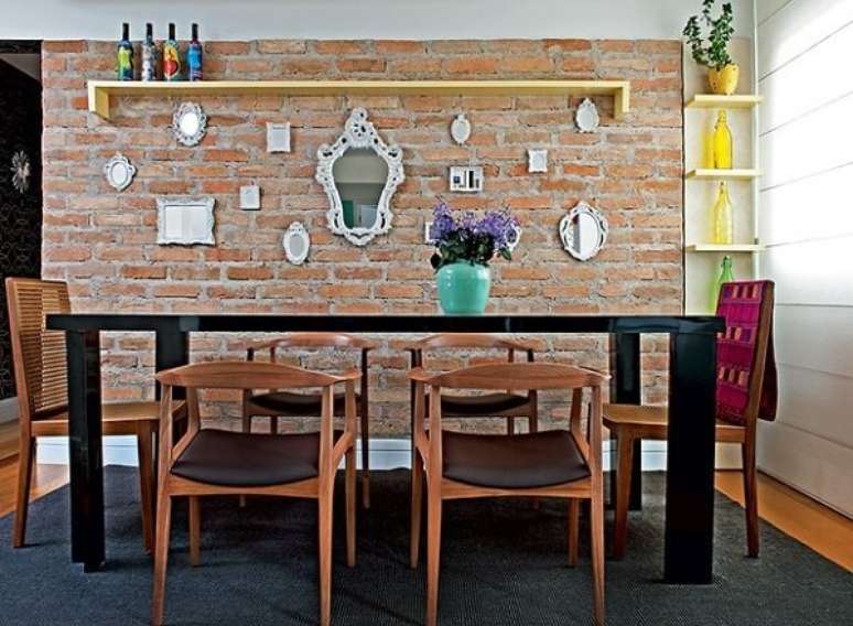 53. Sala de jantar com parede de tijolinho e cadeira de madeira. Fonte: Casa e Jardim