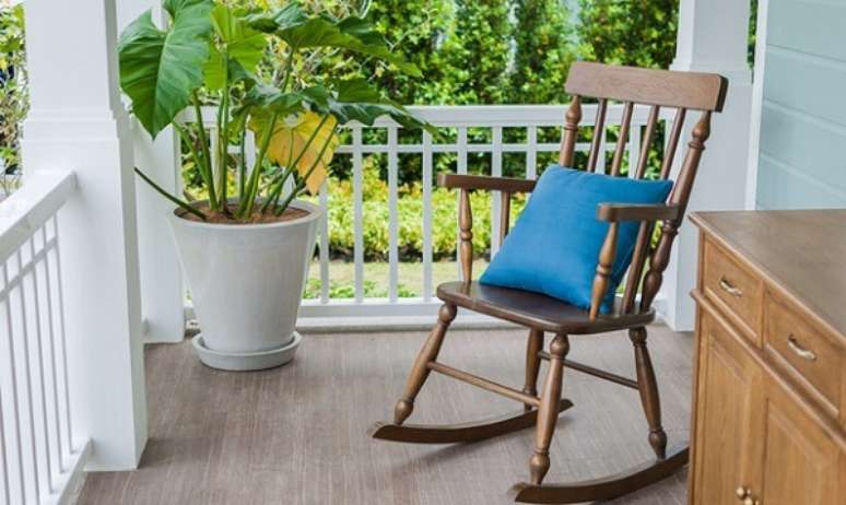26. Varanda aconchegante com cadeira de balan&ccedil;o de madeira. Fonte: Pinterest