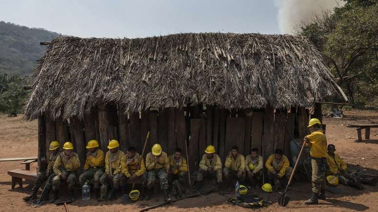 Voluntários participam do combate às chamas para preservar um patrimônio ambiental da Bolívia