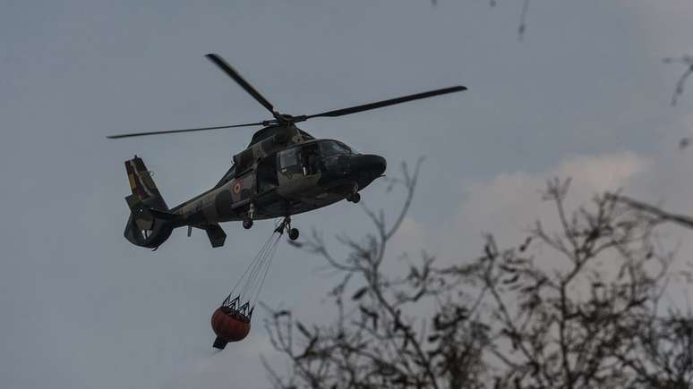 Helicóptero na região de Chiquitanía, onde a sensação térmica supera os 35ºC, e há poucas nuvens no horizonte