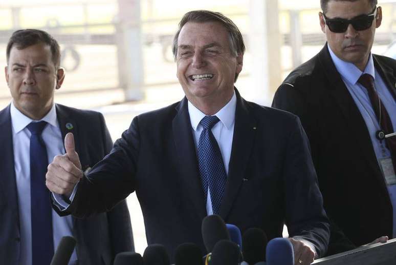 O presidente Jair Bolsonaro na porta do Palácio da Alvorada nesta sexta-feira.