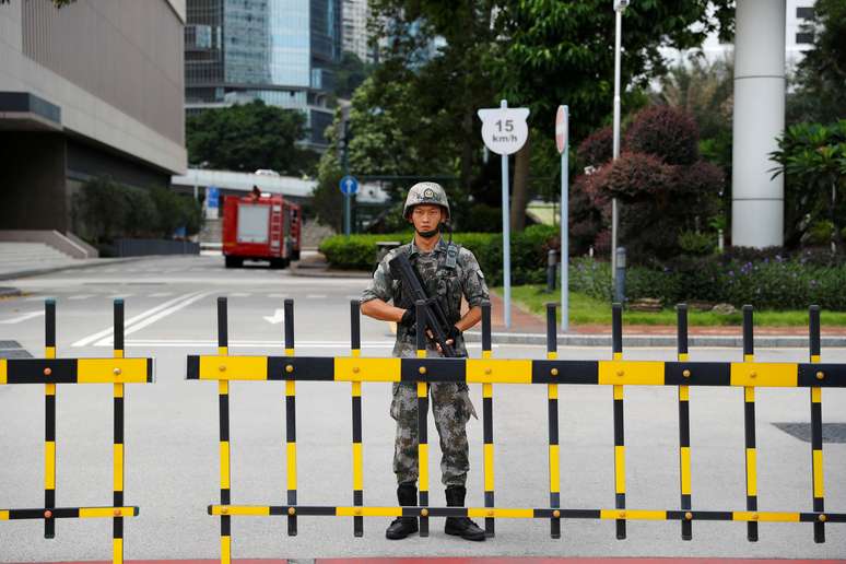 Soldado chin&ecirc;s na entrada da unidade do Ex&eacute;rcito Popular de Liberta&ccedil;&atilde;o em Hong Kong
29/08/2019
REUTERS/Anushree Fadnavis/File Photo