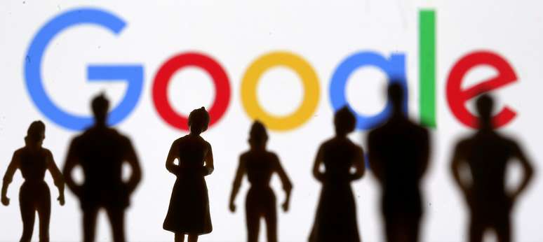 Figuras de brinquedo representando humanos aparecem na frente de logotipo do Google. 8/4/2019. REUTERS/Dado Ruvic
