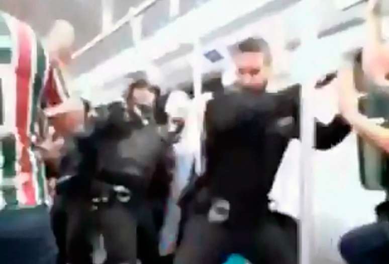 Segurança do metrô agride torcedor que pedia calma dentro do vagão (Foto: Reprodução)