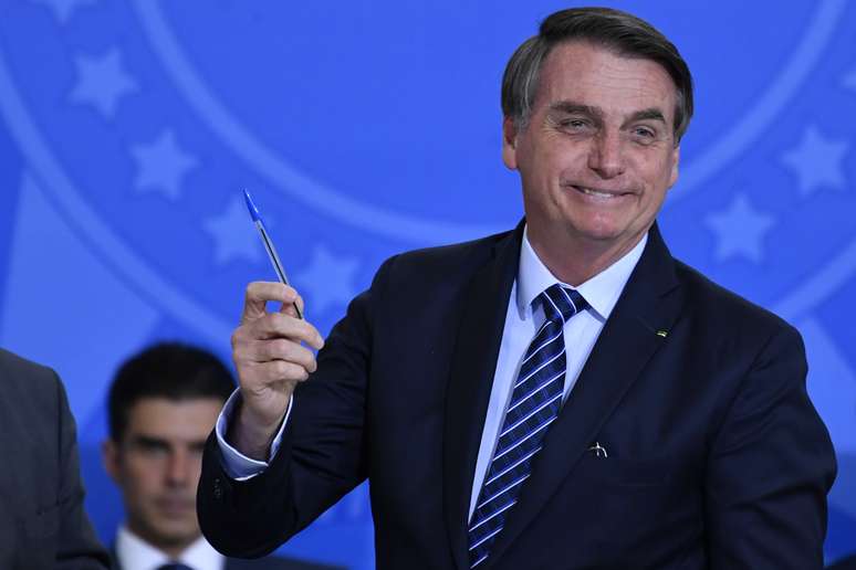 Bolsonaro veta dar mais poder sobre gastos a parlamentares