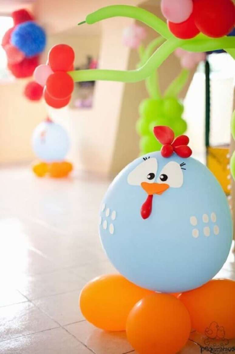 12. Balões personalizados são ótimas ideias para festa da Galinha Pintadinha decorada – Foto: Pequeninos