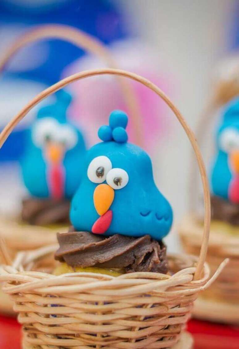 20. Cestinhas de vime podem se transformar e abrigos para docinhos decorados da sua festa de aniversário da Galinha Pintadinha – Foto: Pinterest