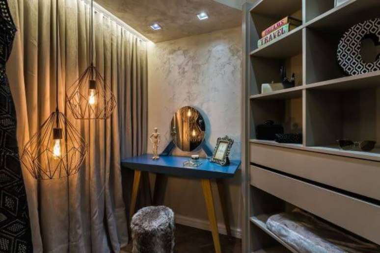 49. O pendente aramado industrial tamb&eacute;m pode compor a decora&ccedil;&atilde;o do closet &ndash; Por: Morar Mais SP