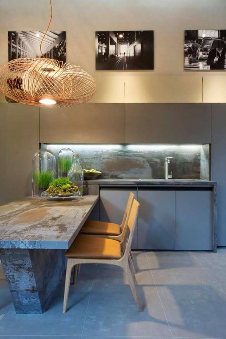 7. Sala de jantar moderna com pendente aramado cobre – Por: Acosentino