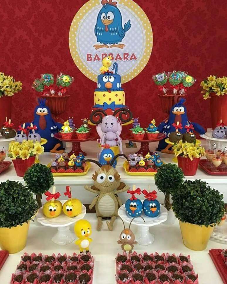3. Invista em bonecos dos personagens do desenho para a decoração da mesa da festa infantil da Galinha Pintadinha – Foto: Festejar com Amor