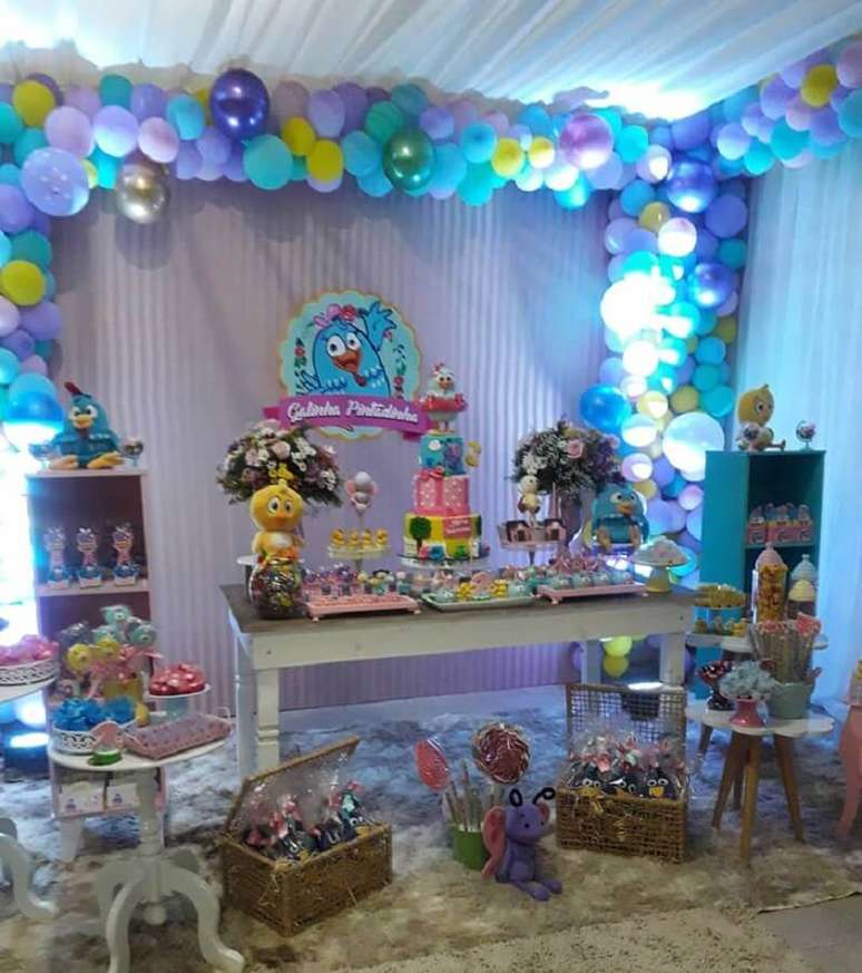 26. Invista em arranjos bexigas para a decoração de festa infantil da Galinha Pintadinha – Foto: Armazém Produções Criativas