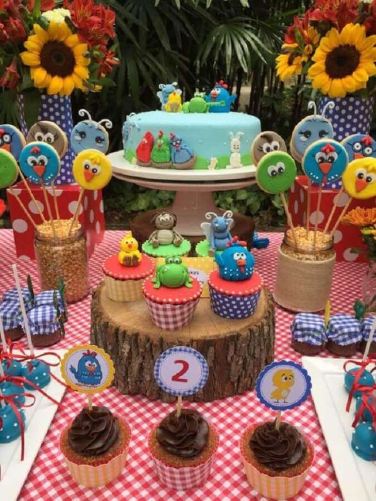 28. Docinhos personalizados são ótimos para compor a decoração da mesa de festa infantil da Galinha Pintadinha – Foto: Pinterest