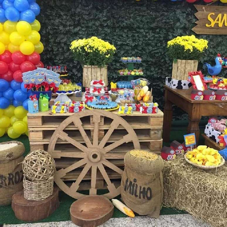 33. Detalhes rústicos fazem parte da decoração de festa da Galinha Pintadinha – Foto: Encantar Festas