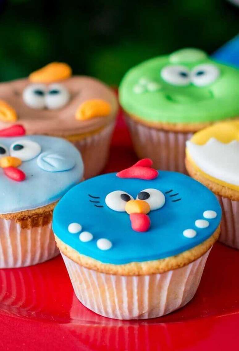 38. Cupcakes decorados para festa de aniversário da Galinha Pintadinha – Foto: Why Santa Claus