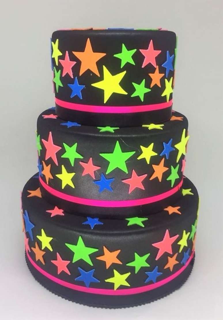 41. Este bolo usa a cor neon e &eacute; &oacute;timo para uma festa anos 80. Foto: Blog Papo Glamour