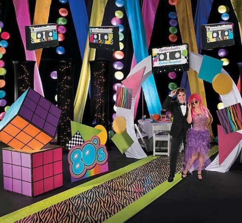 15. A festa anos 80 &eacute; necessariamente muito chamativa. Foto: Oriental Trading