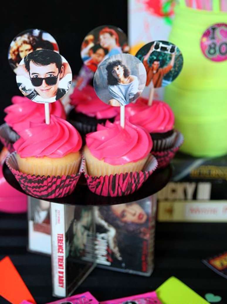 35. Os doces da festa anos 80 tamb&eacute;m podem ser decorados com simples elementos. Foto: Living Locurto