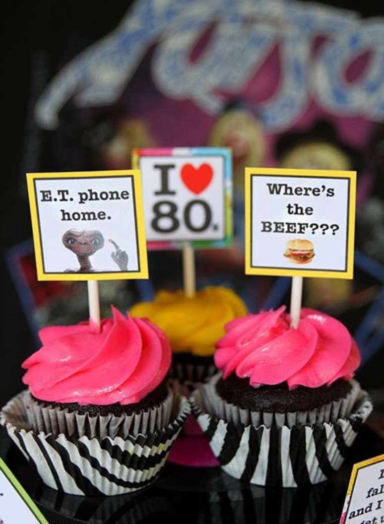 33. As plaquinhas s&atilde;o simples e decoram doces muito bem em uma festa anos 80. Foto: Living Locurto