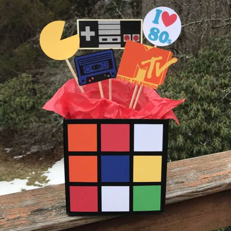 32. Este kit festa &eacute; criativo e tem tudo o que uma festa anos 80 precisa ter. Foto: Etsy