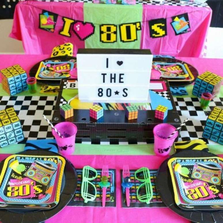 17. O neon pode estar em toda a festa anos 80. Foto: Oriental Trading