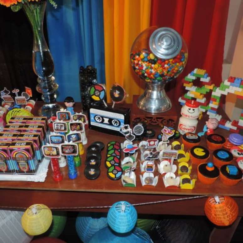 28. Esta mesa de festa anos 80 &eacute; muito completa. Foto: Organizando Eventos