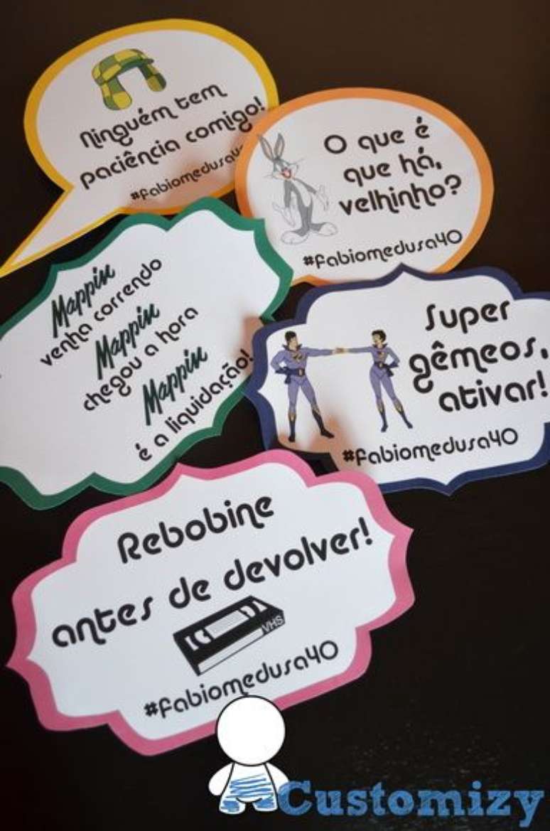 9. Plaquinhas de uma festa anos 80 s&atilde;o muito divertidas. Foto: Elo7