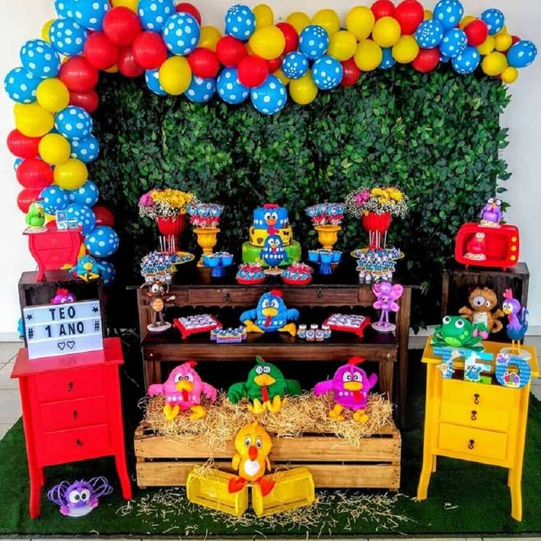 1. Para um aniversário infantil super colorido e animado invista no tema festa da Galinha Pintadinha – Foto: Navire Festas Decoração