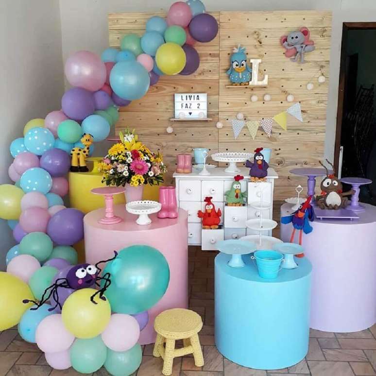 57. Ideia de decoração para festa simples da Galinha Pintadinha – Foto: Arteiras em Festa