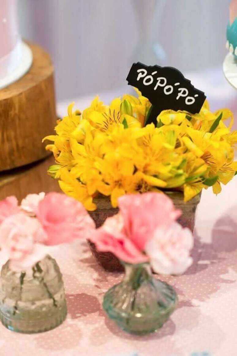 63. Detalhes para decoração de mesa da festa da Galinha Pintadinha – Foto: Pinosy