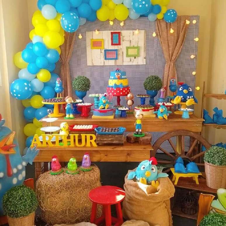 71. Mesa decorada para festa infantil da Galinha Pintadinha – Foto: Madame Girê Decorações em Festa