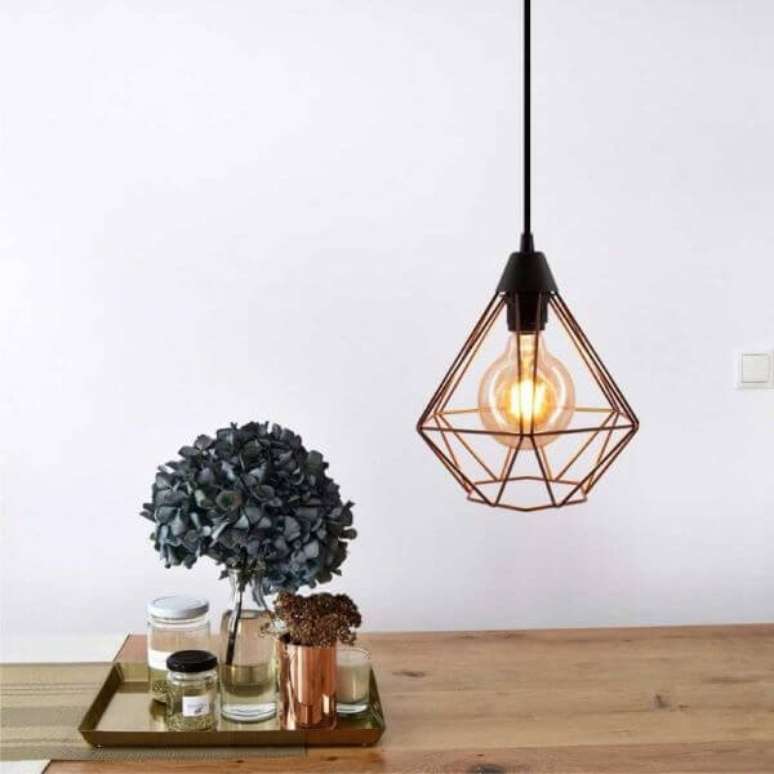 24. O pendente em formato diamante pode ser lindo para a decora&ccedil;&atilde;o com madeira &ndash; Por: Madeira Madeira