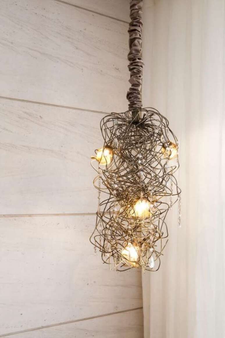 28. Use pendentes aramados diferentes para compor uma decora&ccedil;&atilde;o moderna &ndash; Por: Eduardo Aimondi