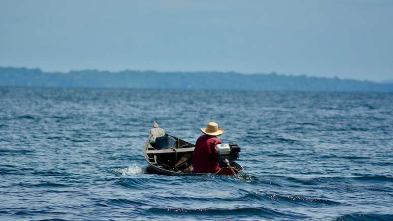 Em uma das cr&ocirc;nicas de seu livro, Erik conta a hist&oacute;ria de um homem que viajou 18 horas em uma bajara (um barco como o da foto) para levar a m&atilde;e ao hospital