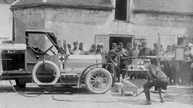 Por iniciativa de Marie Curie, o exército da França conseguiu ter 20 unidades móveis para raios-X