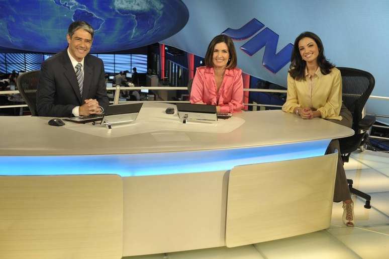 Fátima Bernardes 'passou o lugar' para Patrícia Poeta no 'Jornal Nacional' em 2011.