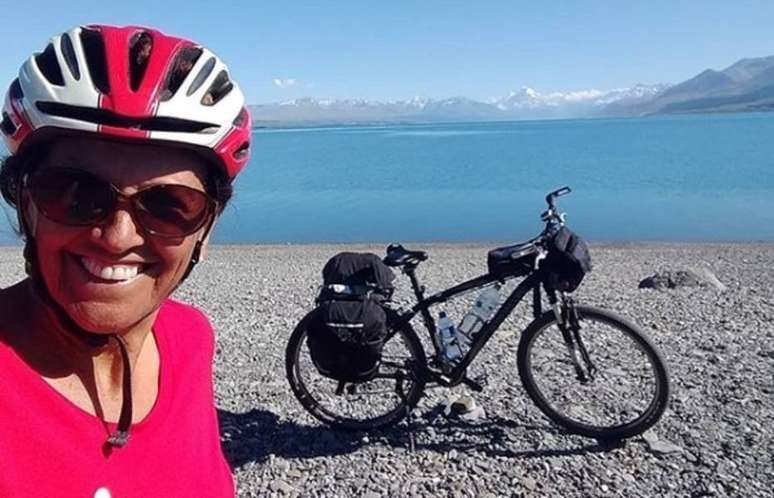 Vera Marques, de 61 anos, em um circuito de bicicleta da Nova Zelândia, chamado Alps 2 Ocean New Zealand Cycle Trail. Rota liga os Alpes ao oceano Pacífico.